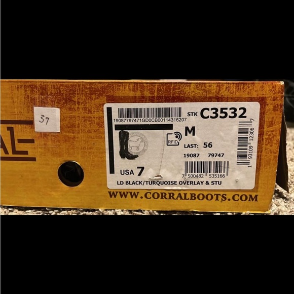 SOLD Women’s coral boots - Picture 4 of 4